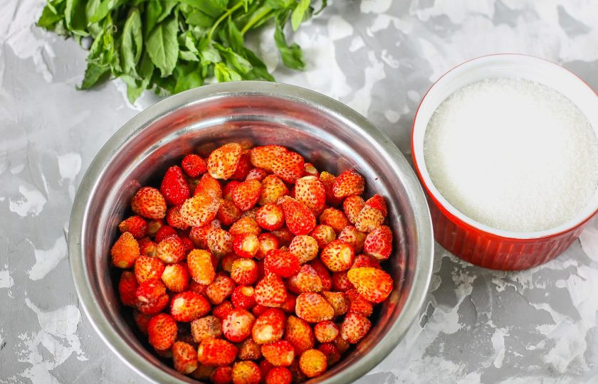 1. Этап. Варенье из лесной земляники: Подготовьте указанные ингредиенты.