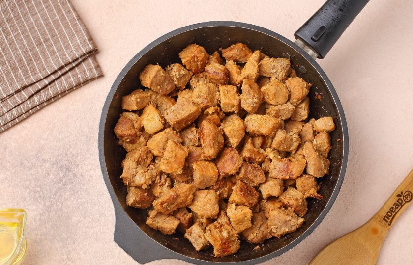 1. Этап. Свинина с лечо: В сковороде разогрейте масло и обжарьте мясо с добавлением соли и специй до полной готовности.