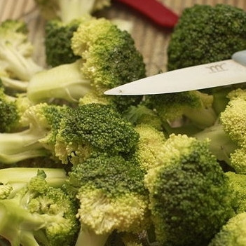 1. Этап. Брокколи в микроволновке: 2. Разрежьте брокколи на соцветия.