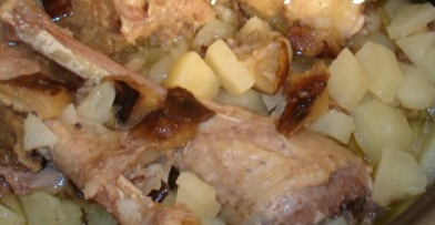 1. Этап. Индейка, тушенная с грибами: Вливаем горячую воду или бульон (картофель должен быть покрыт). Выставляем программу 