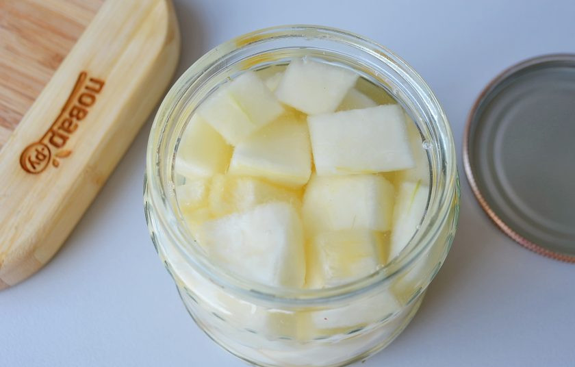 1. Этап. Дыня в сиропе без стерилизации (на зиму): Через 10 минут снова слейте сироп, доведите его до кипения и разлейте по банкам. На этот раз закупорьте баночки стерильными крышками, переверните вверх дном и укутайте в одеяло. Через сутки баночки с дыней можно убрать в прохладное место для хранения.