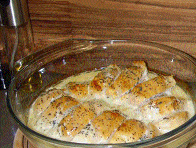 1. Этап. Курица в сырном соусе: 8. При желании сверху можно добавить щепотку мака. Подавать блюдо к столу горячим.