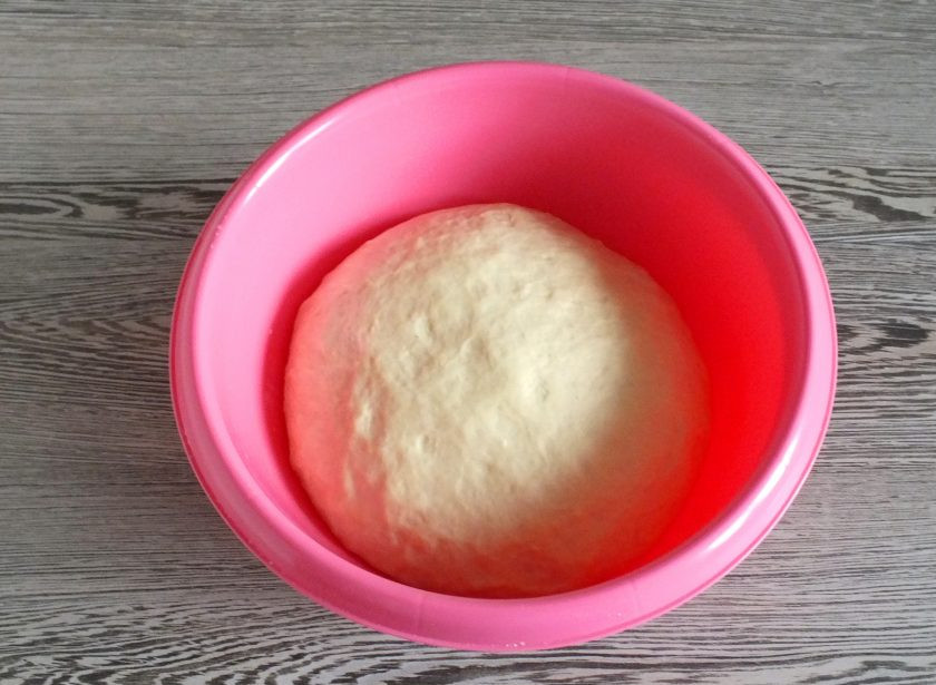 1. Этап. Булочки на рассоле: По истечении времени тесто заметно увеличится. Сделайте обминку и переложите на стол.