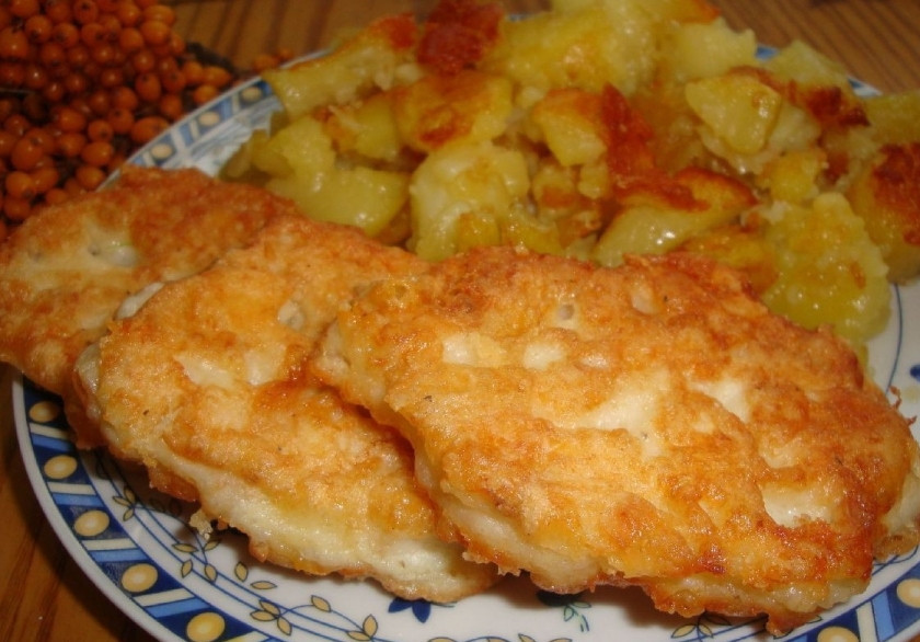 1. Этап. Налим в кляре: Обжаривайте налим в кляре с обеих сторон до золотистой корочки. Одна сторона будет с приятным сюрпризом в виде сушёного укропа. Жареный налим в кляре выкладывайте на бумажную салфетку, чтобы стёк лишний жир. Приятного аппетита.