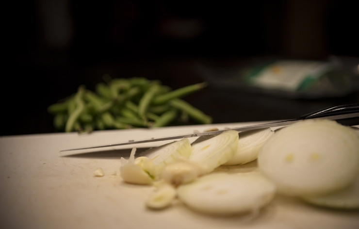 1. Этап. Говядина с овощами и картофелем: 3. Лук очистите и нарежьте кольцами.