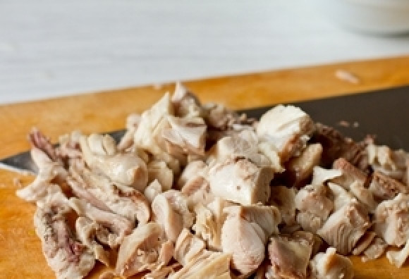 1. Этап. Итальянский суп с курицей: Курицу освободить от костей и порезать на кусочки.