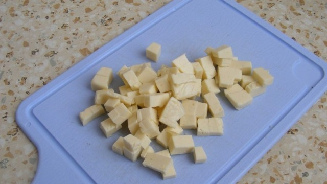 1. Этап. Суп с сыром Дружба: Мелко нарежьте сыр. Добавьте его в крем-суп. Поставьте кастрюлю на медленный огонь. Ещё раз пройдитесь блендером до единой консистенции и вскипятите.