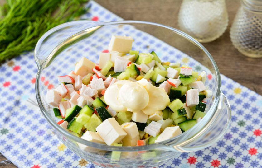 1. Этап. Салат Океан с крабовыми палочками: Добавьте в салат вкусный майонез.