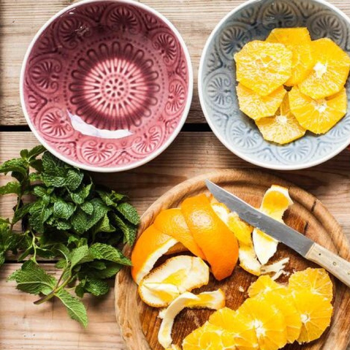 1. Этап. Гранатовый салат: 1. Апельсин обдаю кипятком, после этого вытираю, филирую его (обрезаю кожуру) и нарезаю тонкими колечками. Выкладываю апельсин на дно тарелки.