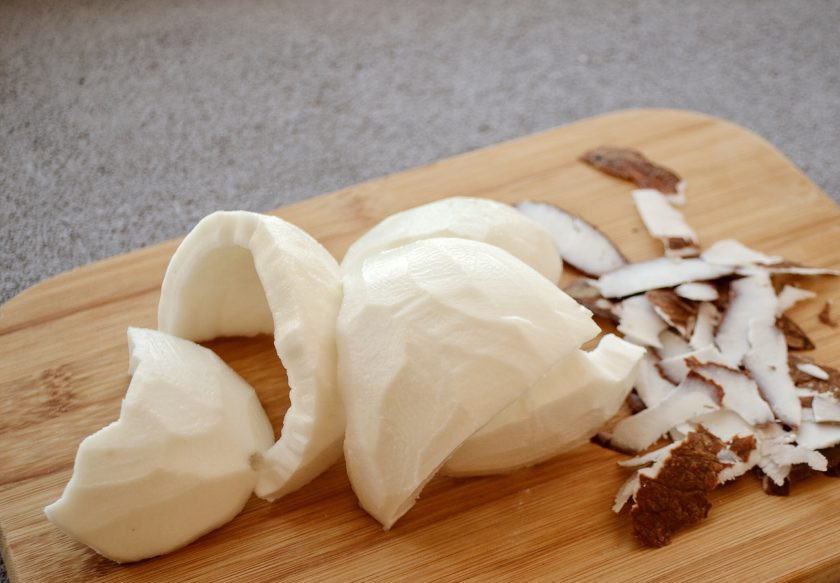 1. Этап. Кокосовые чипсы: Срежьте коричневую кожуру кокоса.