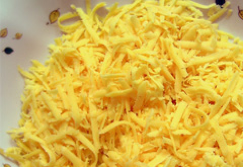 1. Этап. Салат Подсолнух с курицей: В следующую очередь точно также потрите сыр на крупной терке.