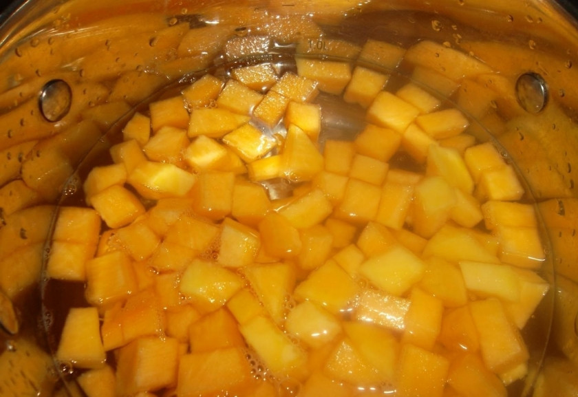 1. Этап. Диетический десерт из тыквы: 2. В кастрюлю наливаю 500 миллилитров воды, довожу до кипения, всыпаю сахарный песок (200 грамм), а затем кладу тыкву. Готовлю после закипания 10 минут.