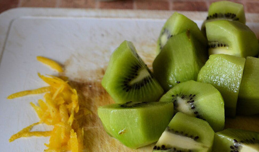 1. Этап. Мороженое из киви: Киви очистить и нарезать. Натереть на терке цедру лимона.