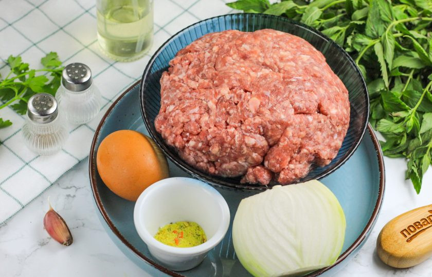 1. Этап. Чевапчичи в аэрогриле: Подготовьте указанные ингредиенты. Фарш используйте смешанный: свинину и говядину, или же просто говяжий или бараний.