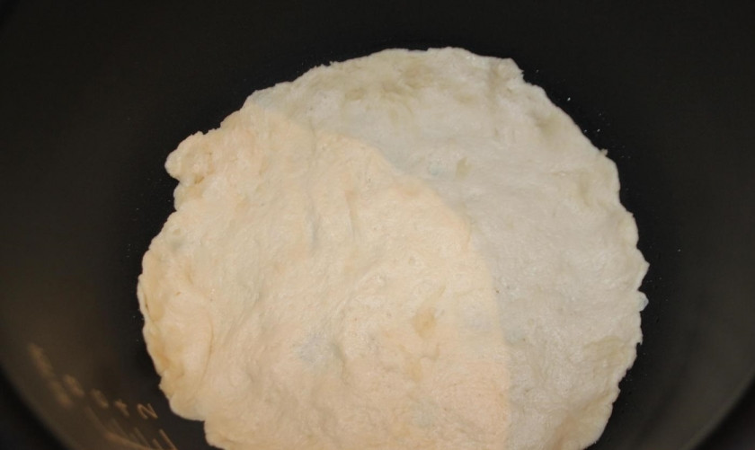 1. Этап. Пицца Минутка в мультиварке: 1. Тесто раскатываю, затем кладу в чашу мультиварки, присыпанную мукой, и подгоняю под форму.