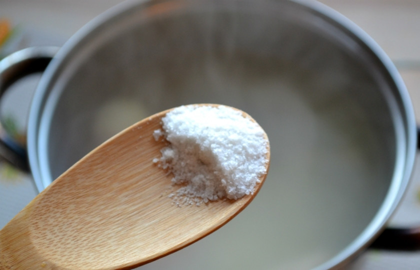 1. Этап. Бульон из индейки: Когда овощи в бульоне закипели, добавьте соль. Можно добавить специи, но не с ярко выраженным ароматом, чтобы не перебивали вкус бульона.