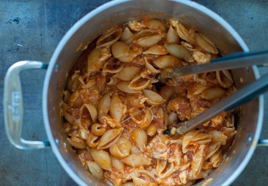 1. Этап. Макаронная запеканка с моцареллой: 5. Готовые макароны соедините с соусом и моцареллой. Все как следует перемешайте до однородности.