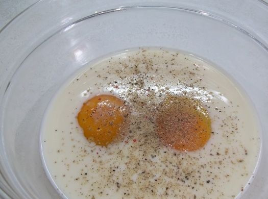 1. Этап. Омлет для кормящей мамы: 1. Для начала необходимо вбить яйца с глубокую мисочку. Посолить и поперчить по вкусу. В случае, если у малыша наблюдалась аллергическая реакция на яйца, можно использовать перепелиные.