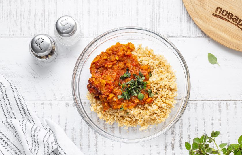 1. Этап. Фаршированные помидоры с киноа: После добавьте киноа и мелко порубленную зелень. Все перемешайте.