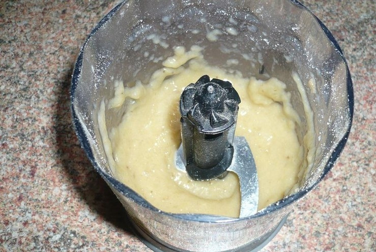 1. Этап. Овсяное печенье с творогом и бананом: Банан при помощи блендера превратите в пюре. Затем к нему добавьте творог с мёдом. Также растопите сливочное масло, влейте его к банановой смеси.