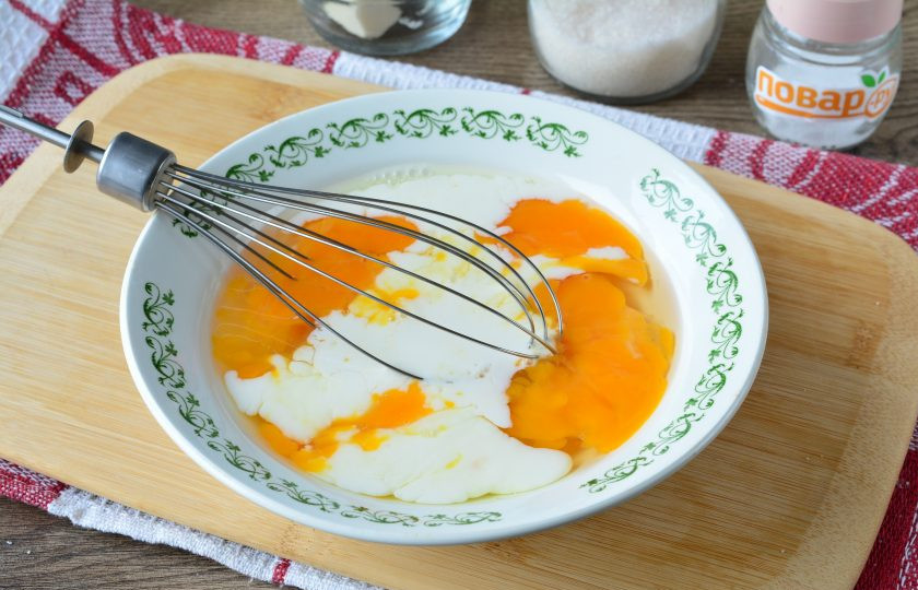 1. Этап. Омлет с бананом и сыром: Влейте молоко и еще раз перемешайте.