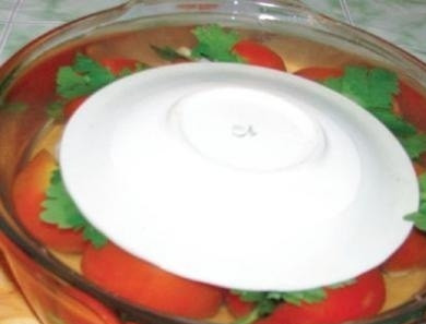 1. Этап. Маринованные помидоры быстрого приготовления: Придавить чем-нибудь тяжелым, когда остынут убрать в холодильник. Утром помидоры готовы к употреблению.