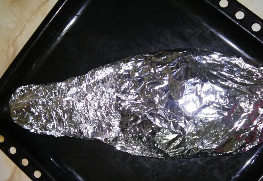 1. Этап. Лещ, запеченный в духовке: 7. Плотно заворачиваю фольгу, чтобы не оставалось просветов и щелей.