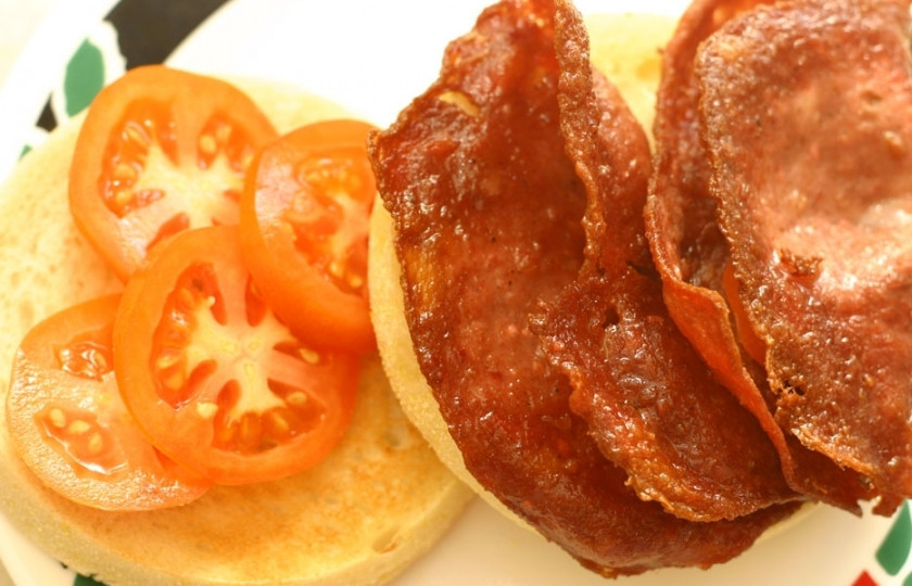 1. Этап. Бутерброд с жареной колбасой: Нарежьте помидоры кружками. На ломтик хлеба выложите колбасу, а сверху помидор. Второй бутерброд с колбасой можете сделать в обратной последовательности, сначала помидоры, а потом колбаса. Приятного аппетита.