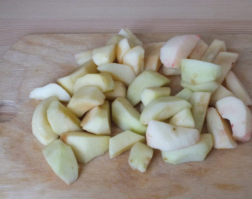 1. Этап. Пудинг из яблок: Яблоки почистите от кожуры и семенной коробочки, нарежьте на дольки и каждую дольку на три части.