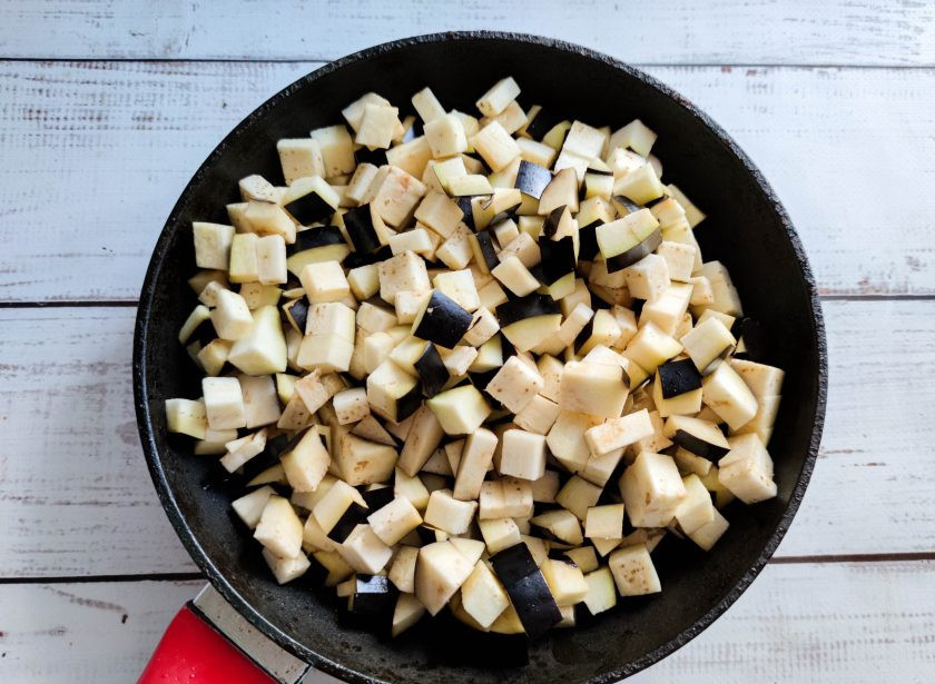 1. Этап. Салат из жареных баклажанов с майонезом: Баклажаны хорошо помойте, обсушите, мелко нарежьте и выложите в предварительно разогретую сковороду с растительным маслом. Жарьте баклажаны 10-12 минут.