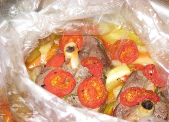 1. Этап. Баранина с овощами в рукаве: Завяжите концы рукава и сделайте в нем 3-4 отверстия ножом. Запекайте в духовке при 190 градусах 55 минут. Готовое блюдо выньте из духовки, дайте немного постоять и выложите на тарелку.