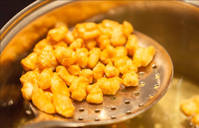 1. Этап. Чак-чак без водки: Шумовкой извлеките, получившееся шарики.