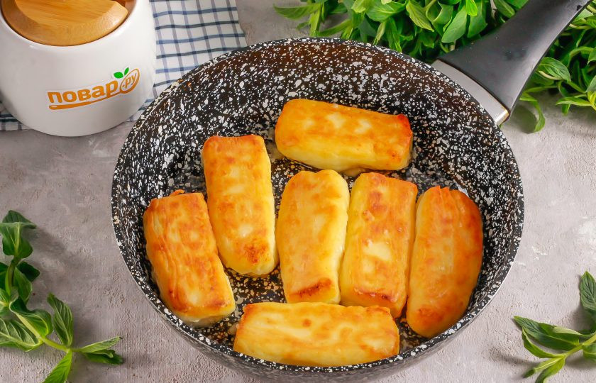 1. Этап. Творожные брусочки: Аккуратно переверните на другую сторону и обжарьте такое же количество времени. Если потребуется, обжарьте и с боков.