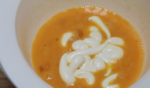 1. Этап. Рулет закусочный Рождественское полено: Венчиком перемешать яйца. Добавить майонез.