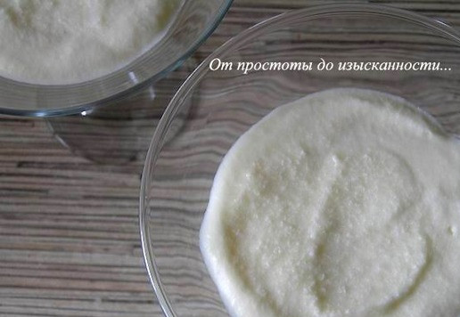 1. Этап. Десерт-мусс «Два шоколада»: Получившийся мусс разложите по формочкам или бокалам для десерта до половины объема, уберите в холодильник.