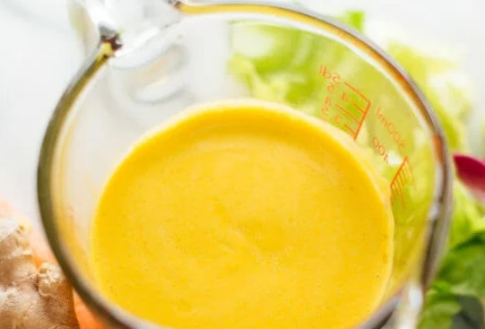 1. Этап. Имбирно-морковная заправка: 3. Перемешайте — и имбирно-морковная заправка готова. Ее можно сразу добавлять в салат или хранить пару дней в холодильнике, используя по мере необходимости.
