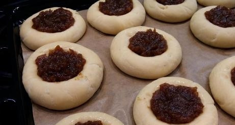 1. Этап. Ватрушки с повидлом: В каждое углубление выкладываем 1-2 чайные ложки густого повидла. И отправляем ватрушки в разогретую до 180 градусов духовку на 30-35 минут.