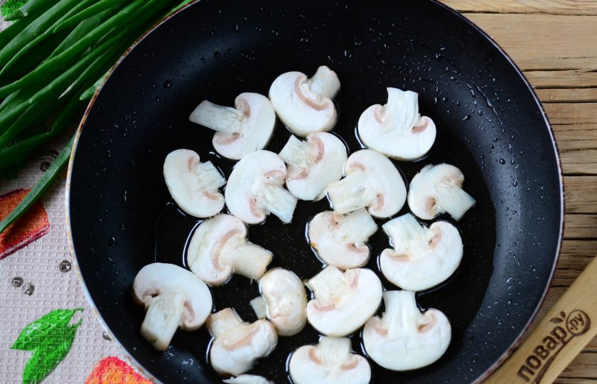 1. Этап. Салат Желтая собака: Обжарьте грибы небольшими порциями в растительном масле, чтобы они именно подзолотились. Если вы будете сразу жарить все грибы, то они пустят много жидкости и будут вариться в ней.