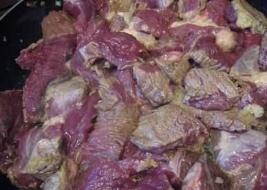 1. Этап. Азу из конины по татарски: Мякоть конины нарезаем небольшими, желательно длинными кусочками. Выкладываем на сковороду.