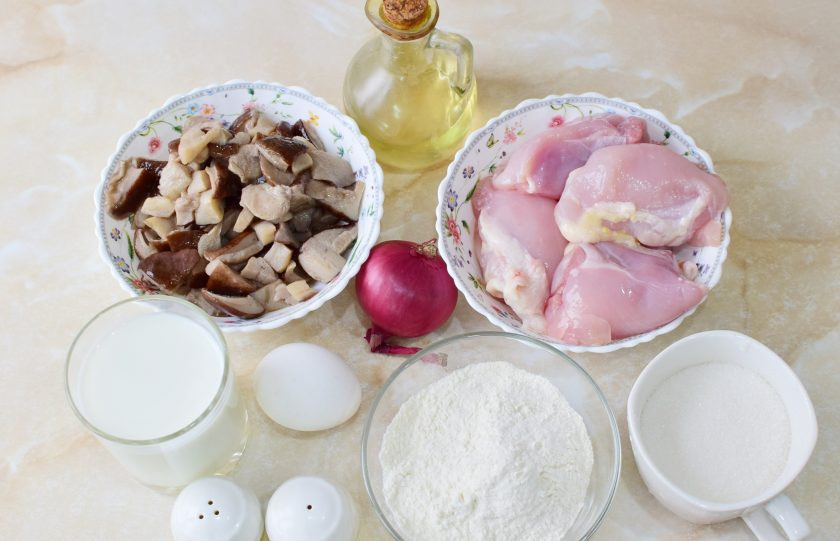 1. Этап. Блины купеческие: Для приготовления купеческих блинов подготовьте необходимые ингредиенты. Муку заранее просейте через сито, чтобы насытить её кислородом.