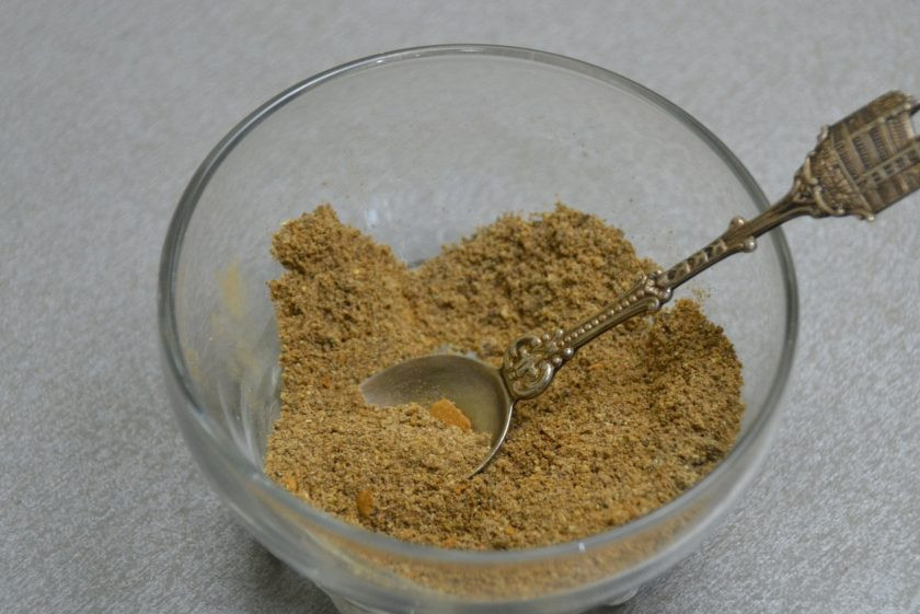 1. Этап. Кофе Масала: Соедините молотые пряности с пряностями в порошке, это и есть пряная основа 