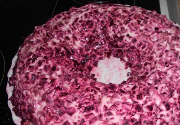 1. Этап. Салат с говядиной Гранатовый браслет: Затем слой измельченной свеклы. Не забывайте каждый слой смазывать майонезом.