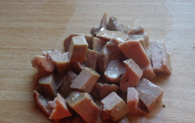 1. Этап. Салат из печени трески с кукурузой: Печень трески выложите на бумажное полотенце, чтобы стек лишний жир. Нарежьте кубиками.