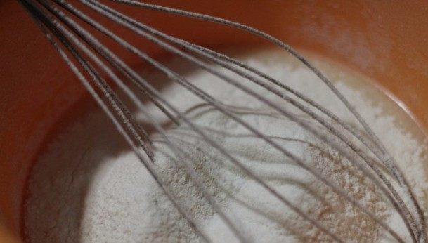 1. Этап. Блинчики с креветками: Добавьте муку и тщательно все перемешайте.