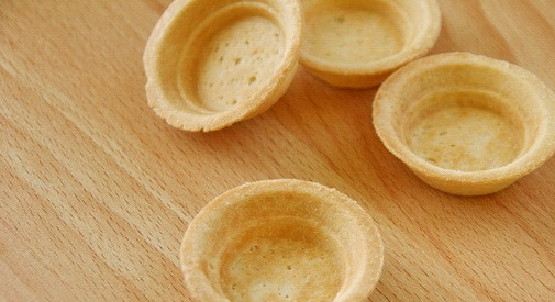 1. Этап. Тарталетки с копченой рыбой: 1. Тарталетки можно начинить рыбой, мясом, птицей, грибами и даже овощами. В данном случае - это тарталетки с копченой рыбой.