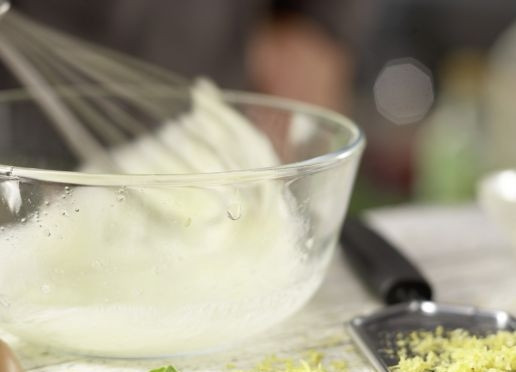 1. Этап. Форель, запеченная в ароматной корочке: 2. Отделите белки от желтков, последние уберите в сторону, белки взбейте до пышной пены.