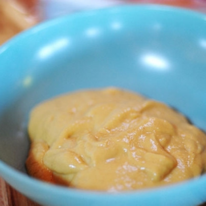 1. Этап. Жареные свиные ребрышки в духовке: В другой мисочке смешиваем горчицу и жидкий дым.