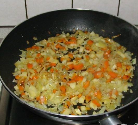 1. Этап. Пастушья запеканка: 2. Влить оливковое масло в кастрюлю и разогреть его на среднем огне и добавить нарезанный лук и чеснок. Готовить 5 минут, часто помешивая лук, пока он не станет зарумяниваться. Добавить морковь и брюкву и готовить еще 5 минут, часто помешивая. Удалить ингредиенты из сковородки, переложить на тарелку и отложить.