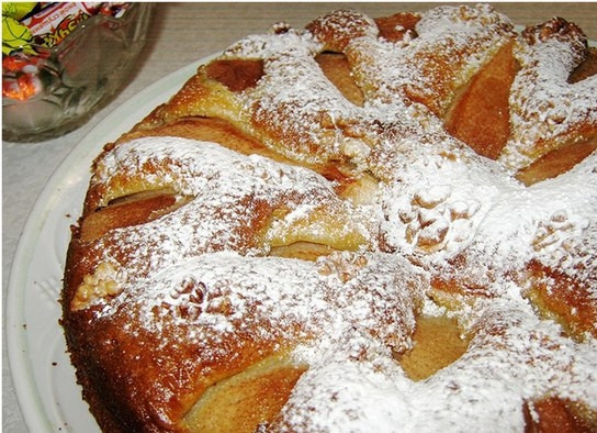 1. Этап. Выпечка с грушей: Горячему пирогу дайте остыть, достаньте его с формы и присыпьте сахарной пудрой. Можно подавать к столу.