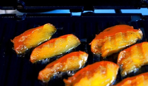 1. Этап. Теплый салат из индейки с хурмой: Хурму посыпать сахарной пудрой, выложить в нагретую сковороду или на гриль, слегка карамелизовать дольки по 2 минуты с каждой стороны, выложить на тарелку.